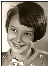Audrey Hepburn as a young girl (http://www.reelwriter.net/img/2004/HepburnSmiling.jpg)