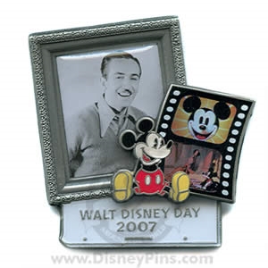 Walt and his work (http://www.dizpins.com/archives/images/2007octoberpics/dl_walt_disney_day.jpg)