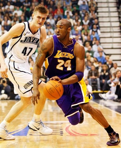 Kobe in Action (http://www.slamdunkcentral.com/wp-content/uploads/2009/04/kobe-bryant-425a.jpg)