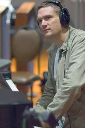 Mr.Ottman stopping  to think (http://www.hometheaterhifi.com/volume_13_3/images/feature-john-ottman.jpg)