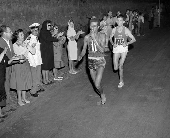 Here he is running barefoot in 1960. (http://blogues.cyberpresse.ca/boisvert/wp-content/uploads/2009