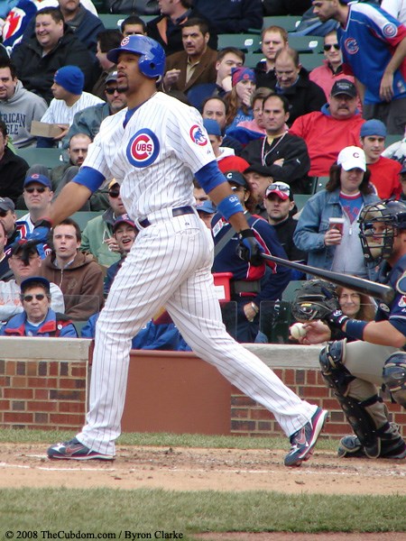 Derrek Lee after a Good Hit (http://www.thecubdom.com/pictures/2007/04/Derrek-Lee-001.jpg)