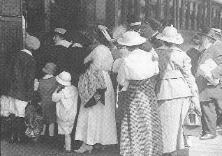 People evacuating New York City in summer 1916. (http://www.umw.edu/hisa/resources/Student%20Projects/McCreedy/students.umw.edu/_lmccr9sd/poliovaccine/treatment.html)