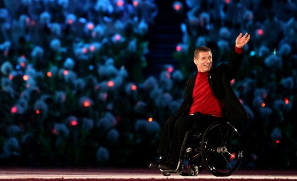 Rick Hansen motivating a crowd (http://macleans.files.wordpress.com/2010/03/8307765.jpg)