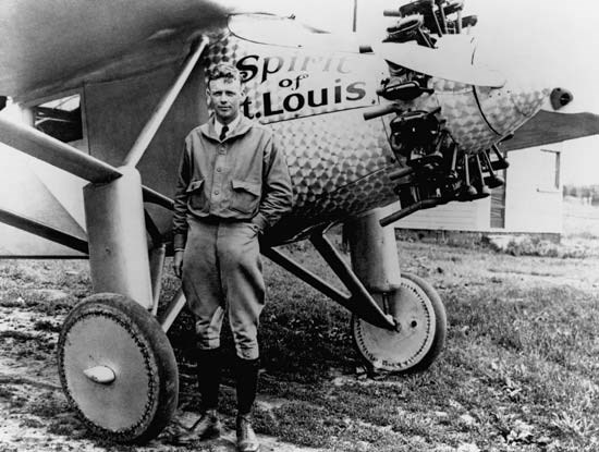 Charles Lindbergh stands infront of his famous pl (http://campsmoke.files.wordpress.com/2009/08/lindbergh.jpg)