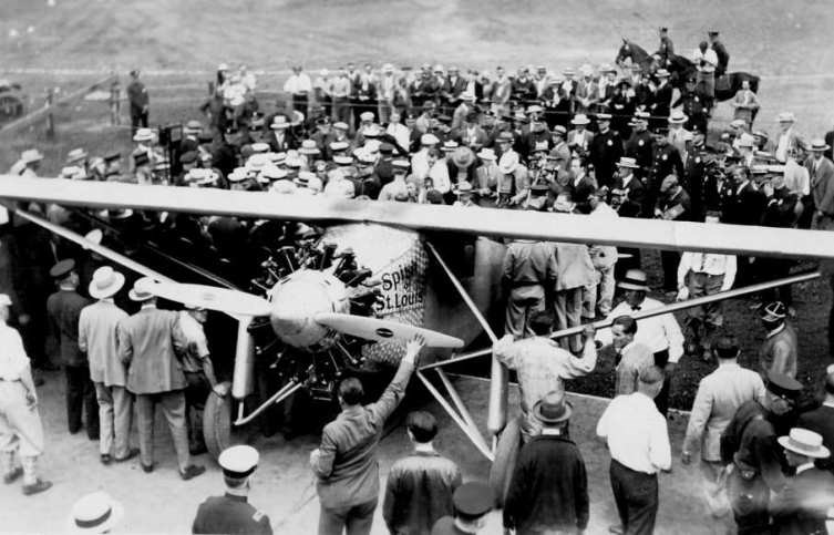 Charles Lindbergh lands the Spirit of St. Louis a (http://members.tripod.com/airfields_freeman/PA/Bettis_PA_SpiritStLou_27.jpg)
