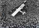 Charles Lindbergh is greeted by a crowed of peopl (http://iconicphotos.files.wordpress.com/2009/07/img191.jpg)