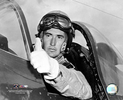 Williams before deployment for World War II (http://mdd2403.files.wordpress.com/2007/07/ted_williams_pilot.jpg)