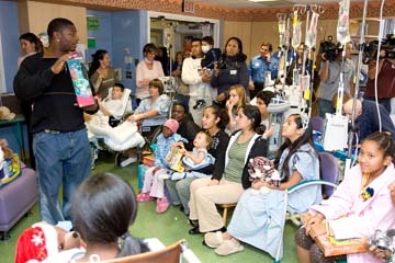 Tomlinson helps out children at a hospital. (http://www.ntxe-news.com/artman/uploads/lt_childrens1a.jpg)