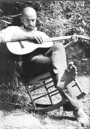 Shel Silverstein wirth a gutiar (http://legendsrevealed.com/entertainment/wp-content/uploads/2009/11/270blog_guitar.jpg)