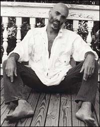 Shel Silverstein on a porch (http://www.jewoftheday.com/Ulpan/Images/Shel%20Silverstein.jpg)