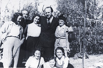 Oskar Schindler with a few of the Jews he saved (http://www.oskarschindler.dk/legacy/oskar-schindler4.jpg)