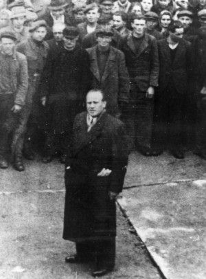 Schindler with all of his workers (http://www.jewishgen.org/Yizkor/Schindler/images/sch020.jpg)