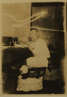 Lai He in his clinic (http://km.cca.gov.tw/laihe/)