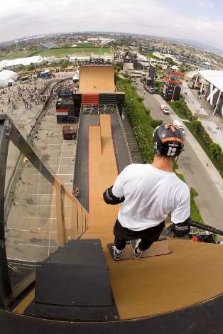 Danny Way skateboarding (http://skateboard.about.com/od/proskaterphotogalleries/ig/Danny-Way-Photo-Gallery/Danny-Way-Skateboarding-Bail.htm)