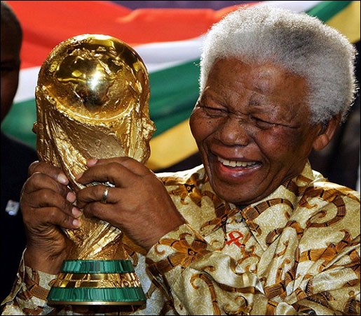 Nelson Mandela with the World Cup. (http://www.ramaasnews.com/print.php?type=N&item_id=4032)