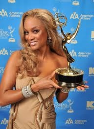 Tyra winning an emmy award for The Tyra Show. (http://wallpampers.com/pictures/10210/Tyra-Banks-wallpaper.jpg)