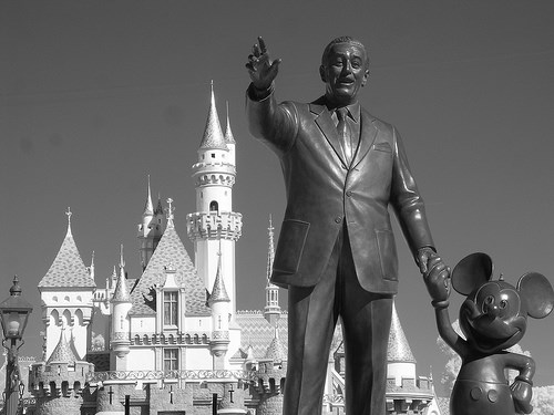 Disneyland (http://farm3.static.flickr.com/2303/2326432973_17e99ac714.jpg)
