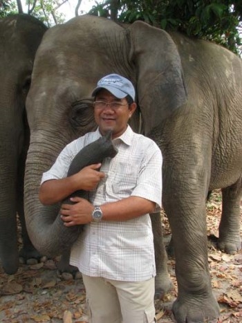 Tuy Sereivathana with Asian elephant. (By Tom Dusenberry)