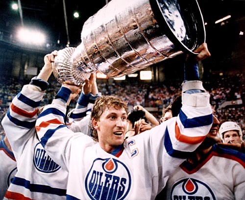 Wayne holding up a Stanley Cup with the Edmonton Oilers (http://michaelmindes.com.jpg)