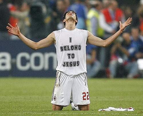 Kaká showing his faith on the field. (The Internet)