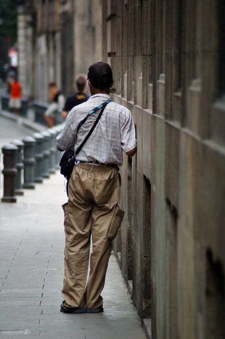 Leaning on wall (http://www.barcelonaphotoblog.com/2008/09/barcelonians-man-leaning-on-wall-la.html)