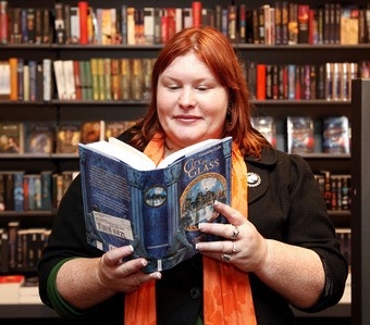 Cassandra Clare reading City of Glass (Internet)