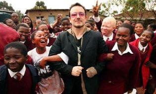 Bono with African children (gaijinseb.blogspot.com)