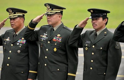 Pacquiao (right) as an officer in the Philippine A (http://firequinito.com/uploads/boxing/manny-pacquiao-army2.jpg)