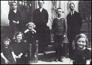 Scholl Family Photo (http://www.spartacus.schoolnet.co.uk/GERschollS.htm)