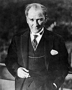 Mustafa Kemal Atatürk (http://upload.wikimedia.org/wikipedia/commons/6/6a/MustafaKemalAtaturk.jpg)