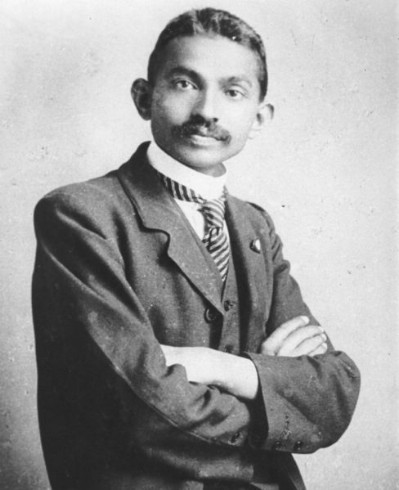Gandhi earlier in life. (http://100mim.wordpress.com/2011/03/29/como-gandhi-se-tornou-gandhi/)