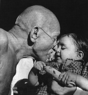 Gandhi was very loving. (http://100mim.wordpress.com/2011/03/29/como-gandhi-se-tornou-gandhi/)