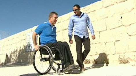 Rick hansen beside the big wall of China (images.ctv.ca ())