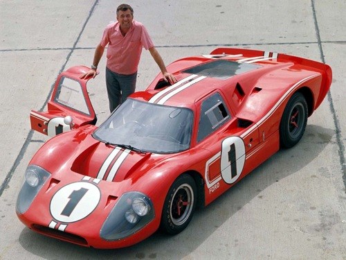 Carroll Shelby, with Ford GT 40 MK IV (Internet)