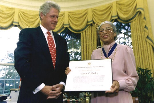 Rosa Parks getting an award (nettrecker (http://clinton4.nara.gov/media/jpg/rosaparks.jpg))