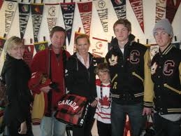 Wayne Gretzky with his family (zimbio ())