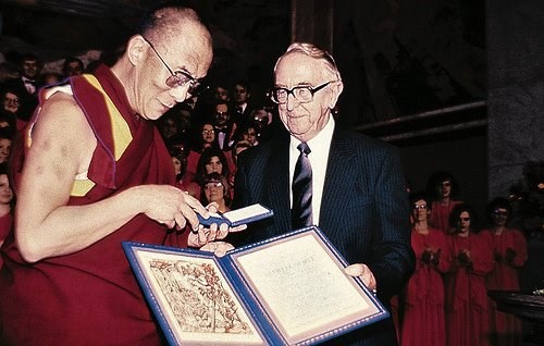http://blog.studentsforafreetibet.org/2010/12/the-dalai-lama-liu-xiaobo-and-how-the-nobel-peace-prize-is-changing-our-world/ ()