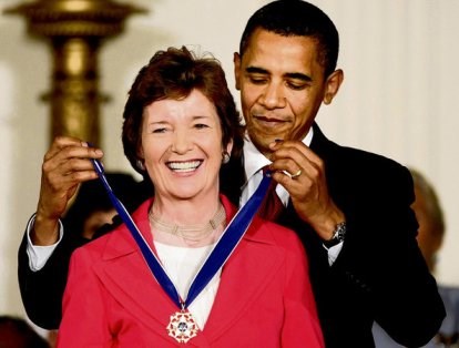 Mary Robinson recieving award (puffincat.blogspot.com ())