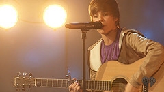 Justin singing at his concert.  (http://www.flickr.com/photos/markwilkinsondirector/ (http://www.flickr.com/photos/markwilkinsondirector/))