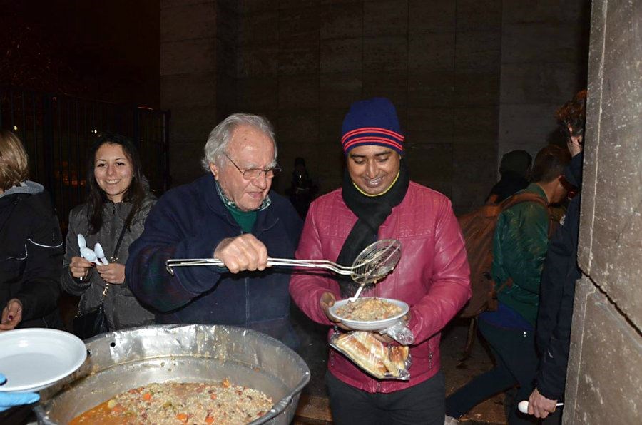 Italian pensioner Dino Impagliazzo serves food to a migrant at Rome’s Ostiense railway station on January 23. Photo: Umberto Bacchi Thomson Reuters Foundation