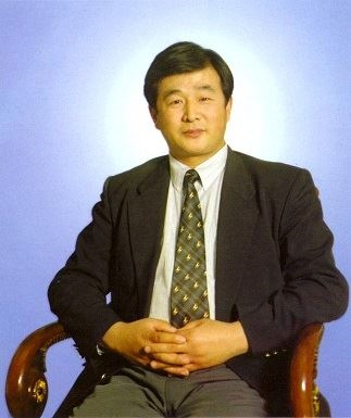 Li Hongzhi Sitting Portrait (minghui.org ())