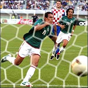  (http://news.bbc.co.uk/media/images/38052000/jpg/_38052240_goal300_300.jpg)