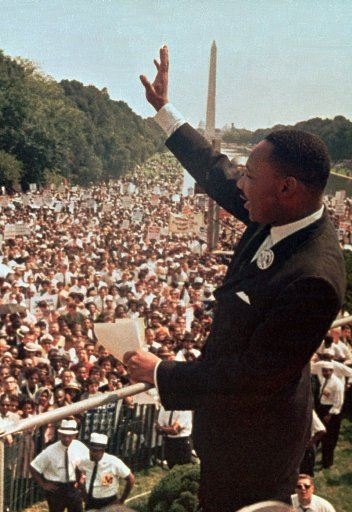  (http://img.infoplease.com/images/mlking.jpg)