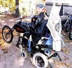 Mattie habillé en motard sur fauteuil