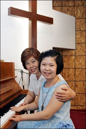 Hee Ah Lee and her mom (The Korean Times-'Four-Fingered Pianist' Releases Debut Album)