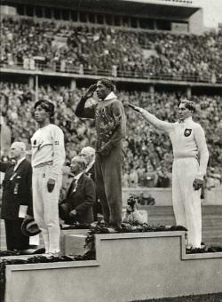 Owens being awarded his medal. (http://www.mathdaily.com/lessons/upload/thumb/b/bb/250px-JesseOwens_1936olym.jpg)