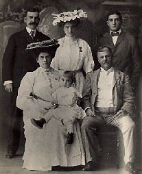 A picture of Douglas MacArthurs family<br> (http://www.mccsc.edu/~jcmslib/mlk<br>/macarthur/pinky.htm)