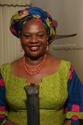 <a href=http://www.internationalservice.org.uk/latin_america/pages/Dora%20with%20award.jpg>Dora with Human Rights Award</a>