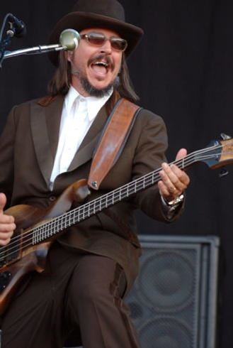 <a href=http://www.starpulse.com/Music/Claypool,_Les/gallery/LESCLAYPOOLBN01/>Rockin Classy </a>